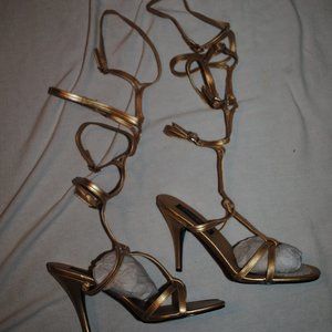 NIB SZ 10M GOLD ROMAN 4IN HEEL, OPEN SANDAL TO KNEE
